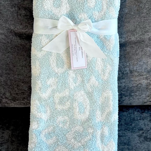 NWT Cupcakes and Cashmere Kid’s Blue Leopard Throw - Picture 2 of 8